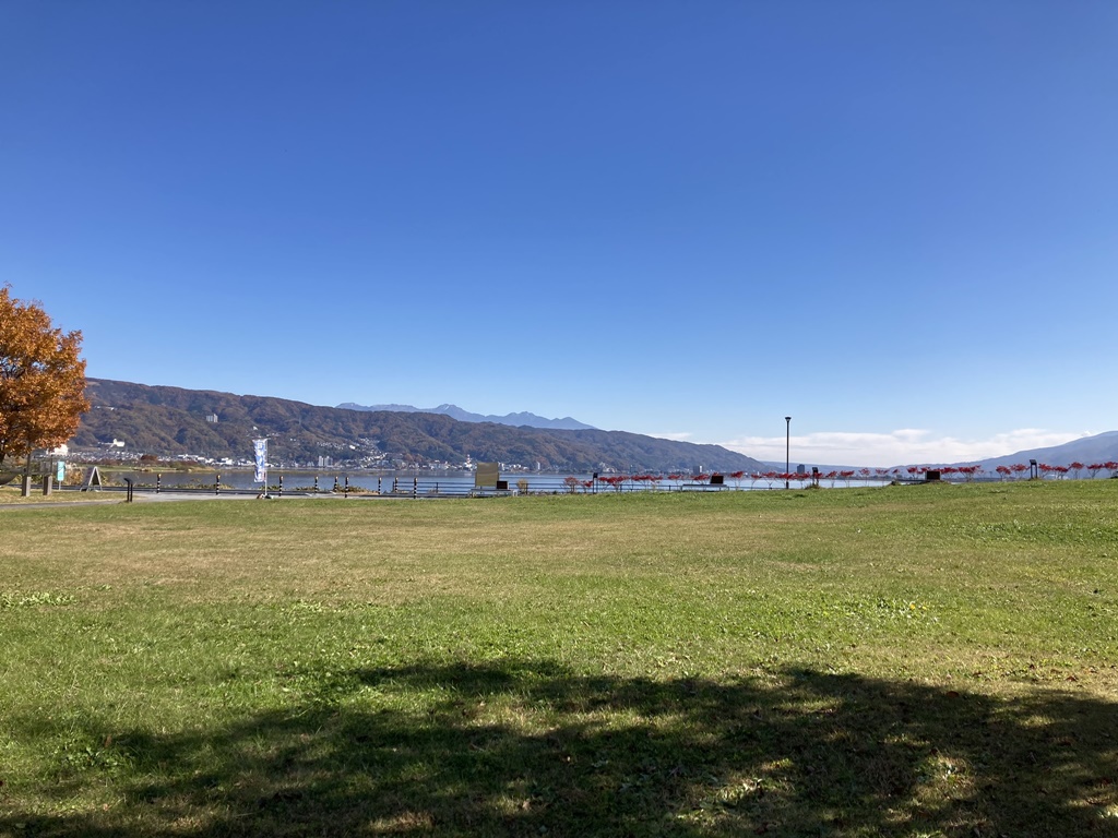 諏訪湖ハイツの足湯にある芝生の公園